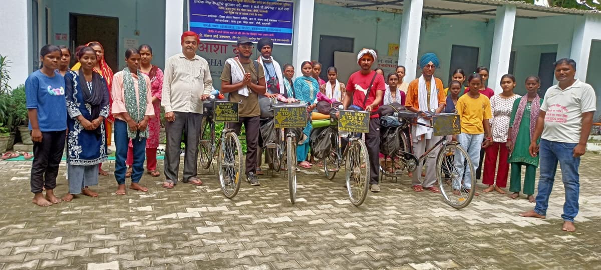 नशा उन्मूलन जन चेतना साइकिल यात्रियों का कैथी में अभिनंदन