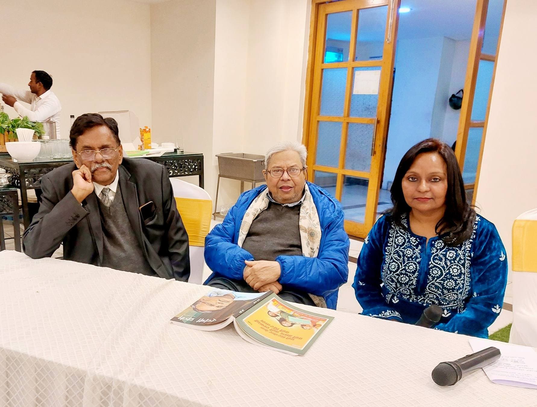 पचहत्तर के हुए विभूति — साहित्य जगत ने किया किस्सा लोकतंत्र के लेखक और यूपी के पूर्व डीजीपी का सम्मान