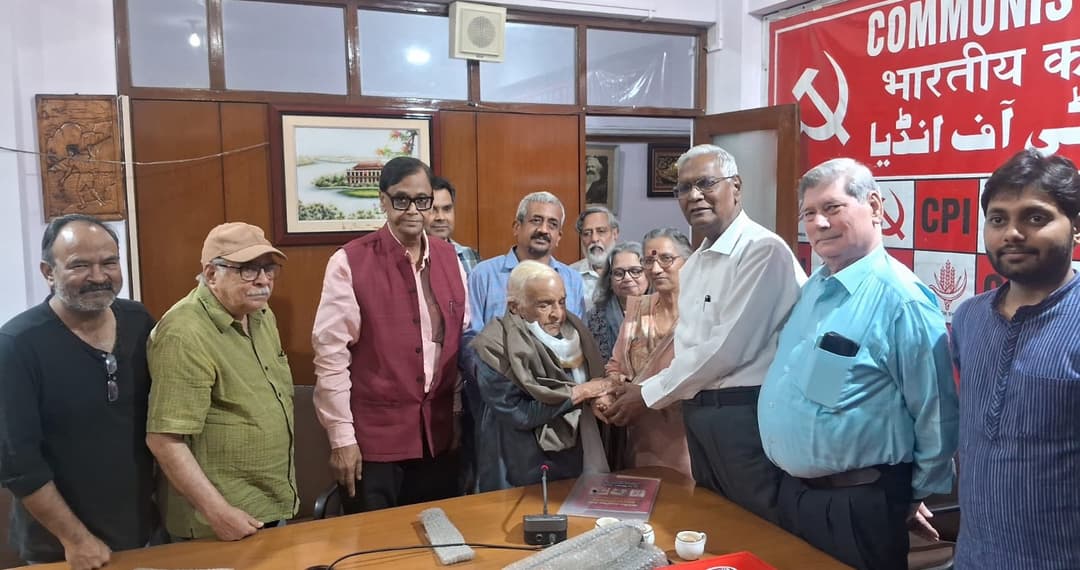 डॉ. विश्वनाथ त्रिपाठी का अजय भवन आगमन : बुढ़ापे का सौन्दर्य होता है लेकिन सौन्दर्य कभी बूढ़ा नहीं होता