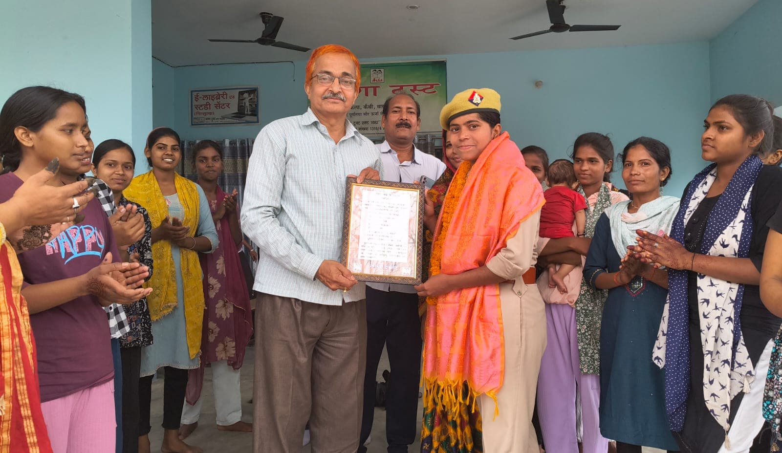 प्रशिक्षित महिला आरक्षी शब्बो बानो का आशा लाइब्रेरी आगमन पर किया गया अभिनंदन
