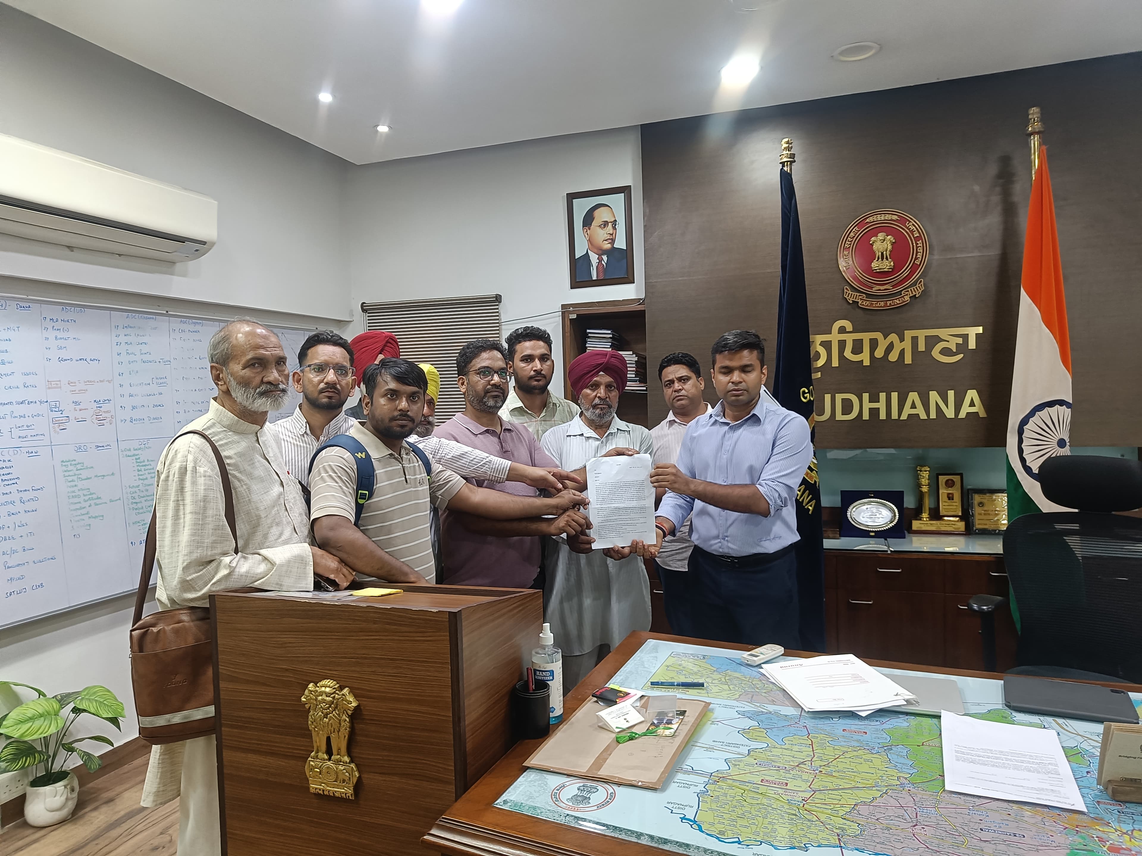 ज्ञापन सौंपते हुए मजदूर नेतागण।