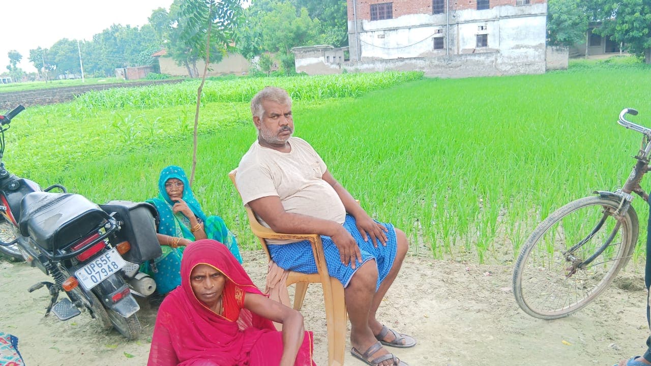 नागेंद्र जी व उनकी पत्नी और पीछे बैठी गाँव की एक अन्य महिला