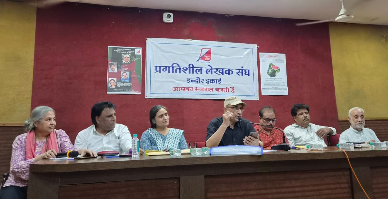"कविता से दोस्ती" नामक आयोजन में शामिल कवियों ने बाँधा शमां