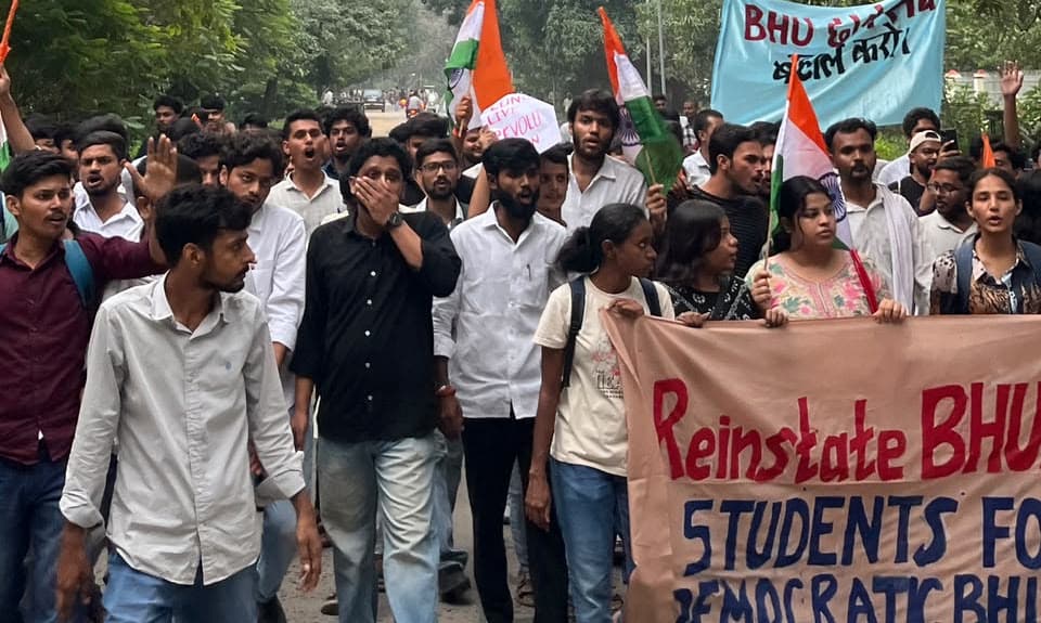 छात्र संघ बहाली की मांग को लेकर काशी हिंदू विश्वविद्यालय में स्टूडेंट्स का मार्च