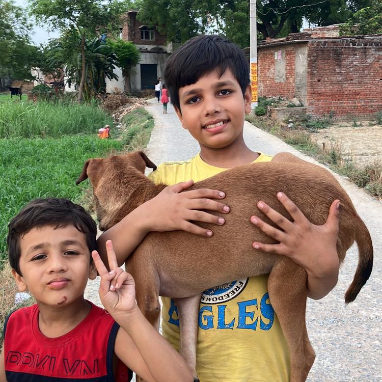 माननीय चीकू सिंह बुंदेला उर्फ दीवान जी, जिन्हें गोद में उठाए हुए हैं हमारे प्रधान संपादक दिगंत शुक्ल और उनके साथ में विक्ट्री का चिह्न बनाकर खड़े हुए हैं संपादक अद्वय शुक्ल